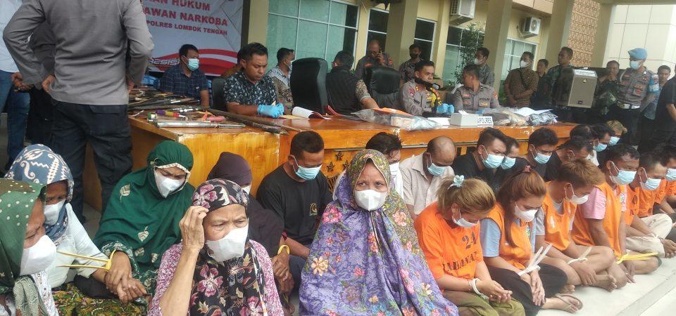 Geruduk ‘Kampung Narkoba’ Polisi Gulung 25 Terduga Pengedar Narkoba