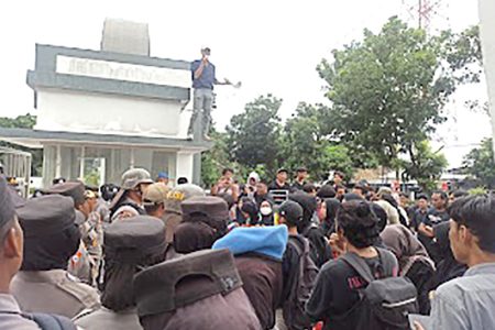 Tuntut Kesejahteraan Guru Honorer, Aliansi Masyarakat Lombok Timur Melawan Gedor Kantor Dewan