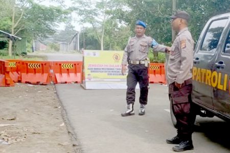 Jembatan Nyaris Ambruk, Polisi Pasang Plang Larangan Melintas