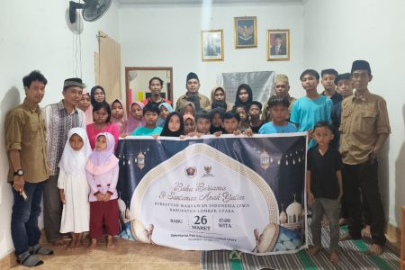 PWI Lombok Utara Bagikan Puluhan Paket untuk Anak Yatim