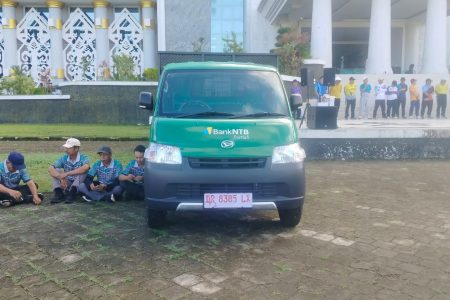 Pemkab Loteng Terima Bantuan Mobil Kebersihan dari Bank NTB Syariah