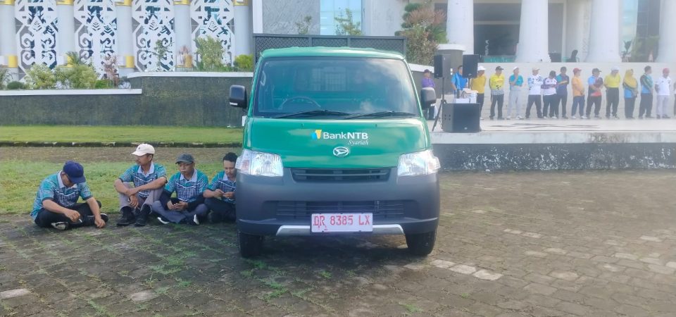 Pemkab Loteng Terima Bantuan Mobil Kebersihan dari Bank NTB Syariah