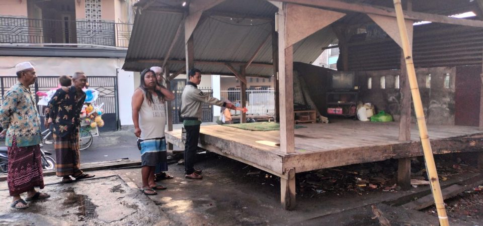 Warga Dusun Penakak Masbagik Digegerkan Penemuan Bayi Perempuan di Berugak Masjid