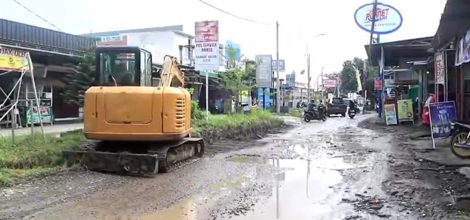 Jawab Keluhan Warga, Bupati LAZ Gercep Perbaikan Jalan Terong Tawah
