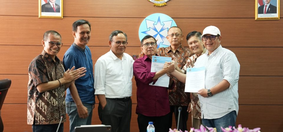 Disaksikan Dewan Pers, PWI Akhirnya Tandatangani Panitia Bersama Kongres Persatuan