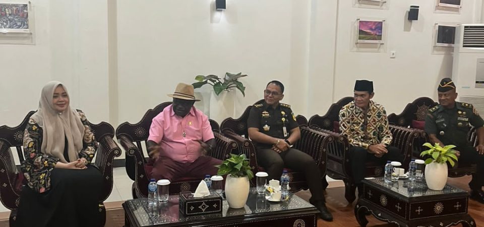 Wagub NTB Bersama Wabup Loteng Sambut Menteri HAM RI