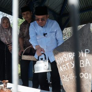 Bupati Najmul Ziarah Tokoh Pendiri KLU: Momen Haru Peringatan HUT ke-17