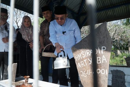 Bupati Najmul Ziarah Tokoh Pendiri KLU: Momen Haru Peringatan HUT ke-17