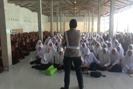 Tim ‘Goes to School’ Sat. Lantas Polres Lotim Sambangi MA Mu’allimat NW Anjani