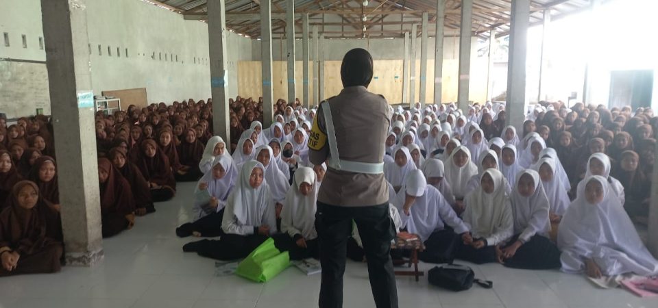 Tim ‘Goes to School’ Sat. Lantas Polres Lotim Sambangi MA Mu’allimat NW Anjani