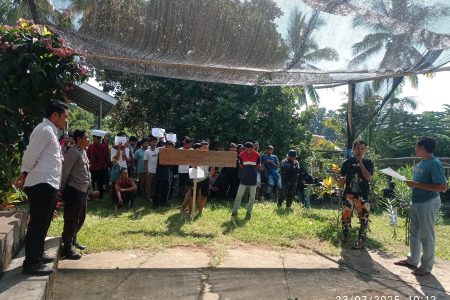Masyarakat Adat Geruduk Kantor Desa Tuntut Pengembalian Tanah Ulayat
