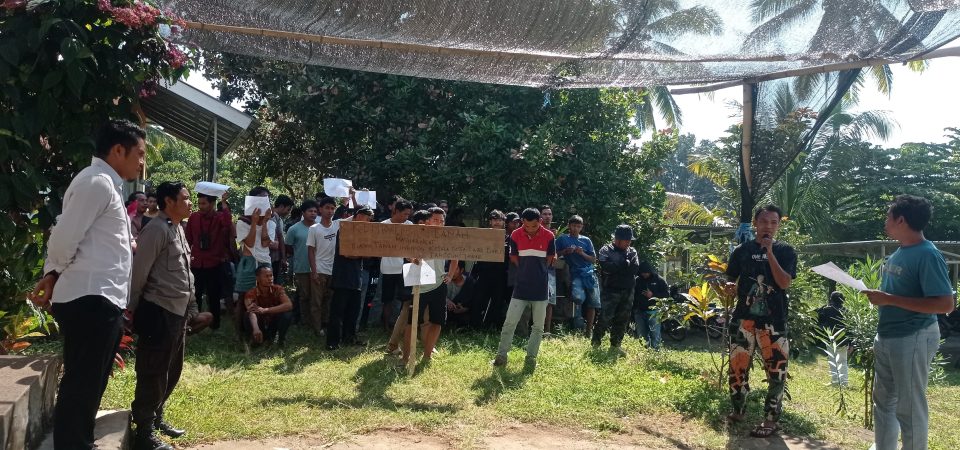 Masyarakat Adat Geruduk Kantor Desa Tuntut Pengembalian Tanah Ulayat
