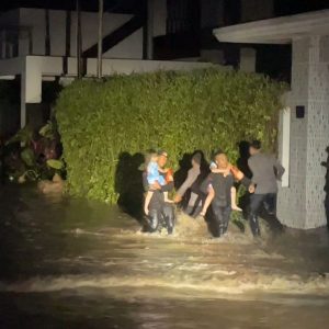 Dua Warga Meninggal Tersengat Arus Listrik Saat Banjir Menerjang Kota Mataram