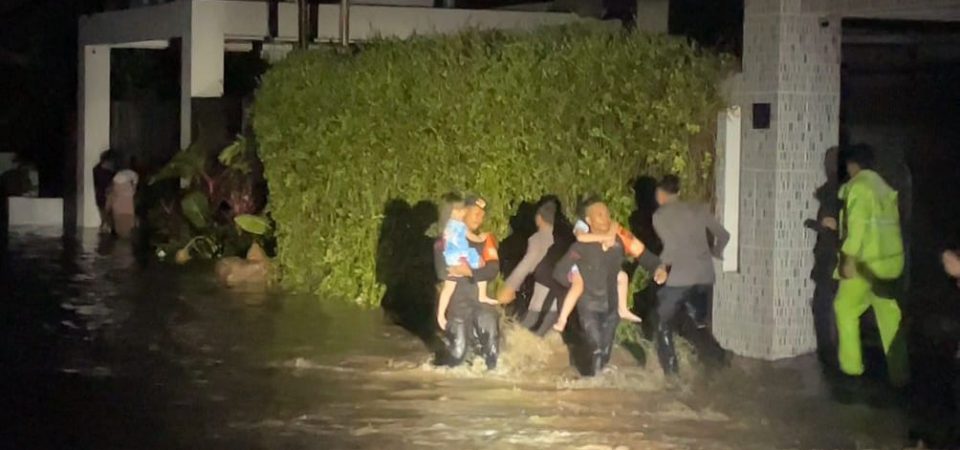 Dua Warga Meninggal Tersengat Arus Listrik Saat Banjir Menerjang Kota Mataram