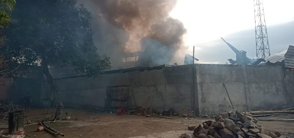 Kebakaran Hanguskan Toko Onderdil di Pringgabaya, Kerugian Capai Rp1 Miliar