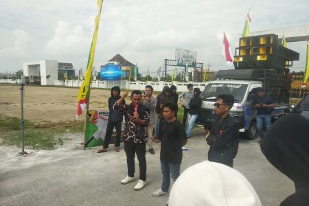 Aliansi Pemuda Lombok Tengah Demo di Kantor Bupati, Kadiskop-UKM Ngumpet
