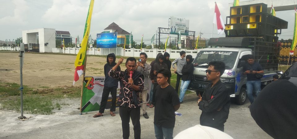 Aliansi Pemuda Lombok Tengah Demo di Kantor Bupati, Kadiskop-UKM Ngumpet