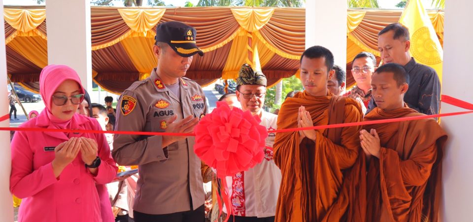 Kapolres Lombok Utara Potong Pita Resmikan Vihara Diraya Manggala