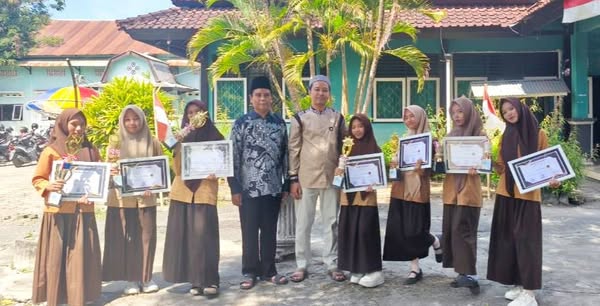 MTs. Fathul Muin NW Borong Juara pada Lomba HUT ke 80 RI Kecamatan Sakra Timur