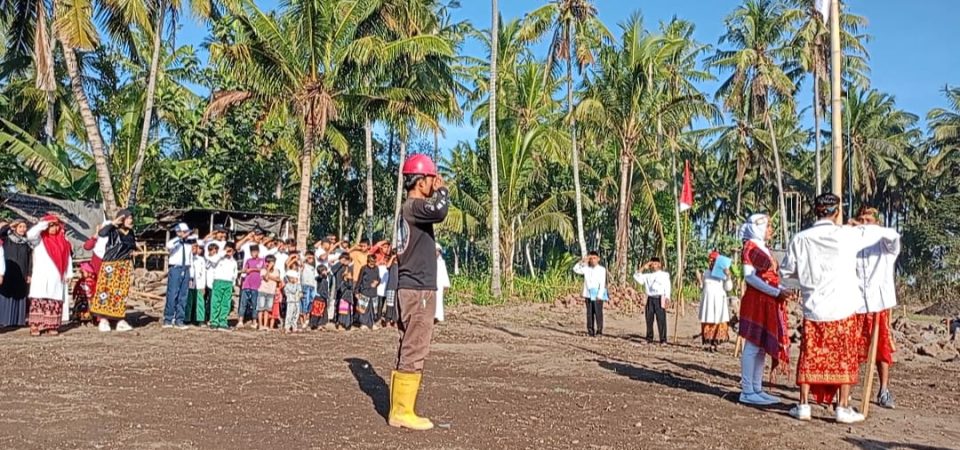 Warga Pinggiran Kota Selong Gelar Upacara HUT RI Penuh Khidmat