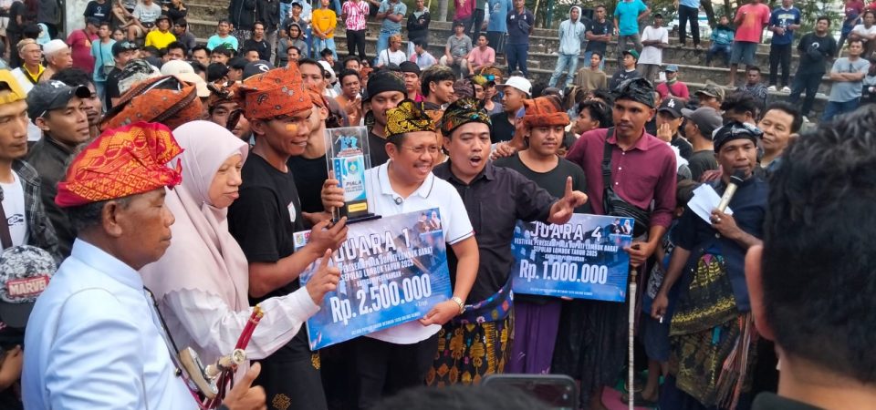 Penutupan Peresean Bupati Cup I, Bupati LAZ : Peresean Harus Hidup, Berkembang dan Jadi Cabor