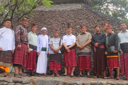 Berkunjung ke KLU, Menbud Fadli Zon Dianugerahi Gelar Adat Bayan