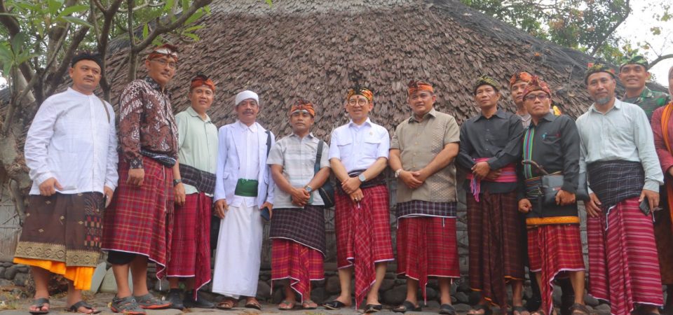 Berkunjung ke KLU, Menbud Fadli Zon Dianugerahi Gelar Adat Bayan