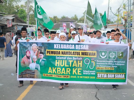 Ribuan Kontingen Ikuti Pawai Alegoris Hultah Akbar ke 90 Madrasah NWDI di Anjani
