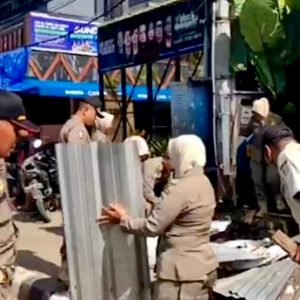 Sat Pol PP Lobar Tertibkan Lapak Pedagang di Kawasan Senggigi