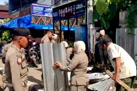 Sat Pol PP Lobar Tertibkan Lapak Pedagang di Kawasan Senggigi