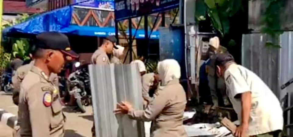 Sat Pol PP Lobar Tertibkan Lapak Pedagang di Kawasan Senggigi