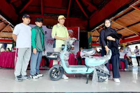 Sukses dan Meriah Jalan Sehat Hari Pahlawan Kolaborasi Pemuda NW dan Pemkab Loteng