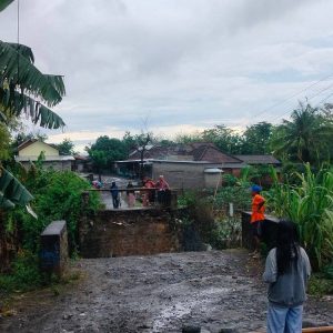 Jembatan Penghubung Desa Perigi-Puncak Jerigo Putus