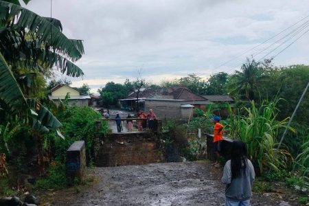 Jembatan Penghubung Desa Perigi-Puncak Jerigo Putus
