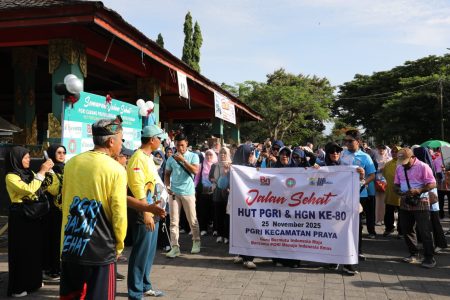 Jalan Sehat Semarak HUT PGRI dan HGN ke-80 Warnai Alun-Alun Tastura