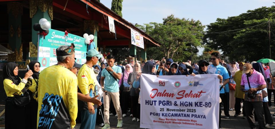 Jalan Sehat Semarak HUT PGRI dan HGN ke-80 Warnai Alun-Alun Tastura