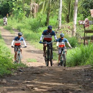 Lewati Jalan Rusak dengan Sepeda, Kapolres Dengarkan Aspirasi Warga Gunjan Asri