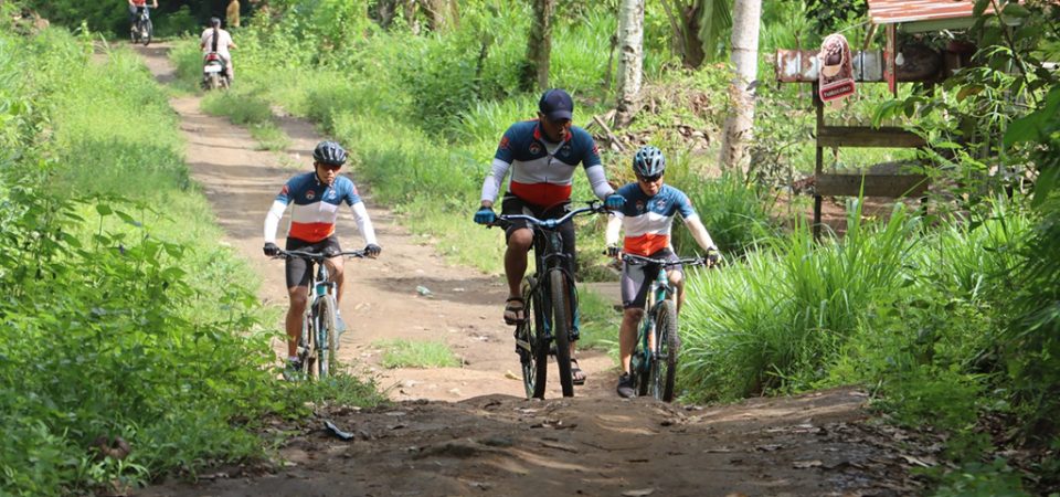 Lewati Jalan Rusak dengan Sepeda, Kapolres Dengarkan Aspirasi Warga Gunjan Asri