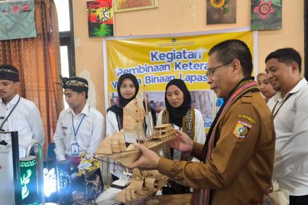 Karya Kreatif Warga Binaan Lapas Selong Dipamerkan di Festival Literasi Lombok Timur Smart 2025