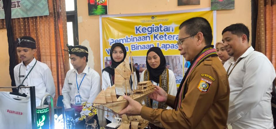 Karya Kreatif Warga Binaan Lapas Selong Dipamerkan di Festival Literasi Lombok Timur Smart 2025