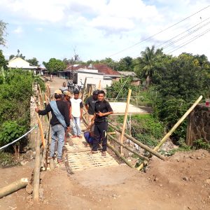 Lelah Menunggu Janji Pemerintah, Warga Aik Beta Urunan Buat Jembatan Darurat