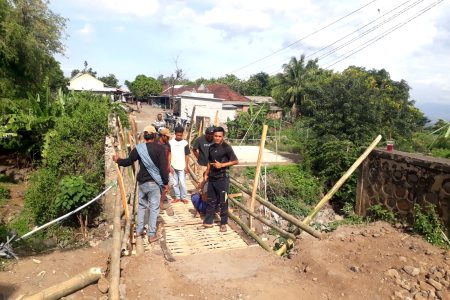 Lelah Menunggu Janji Pemerintah, Warga Aik Beta Urunan Buat Jembatan Darurat
