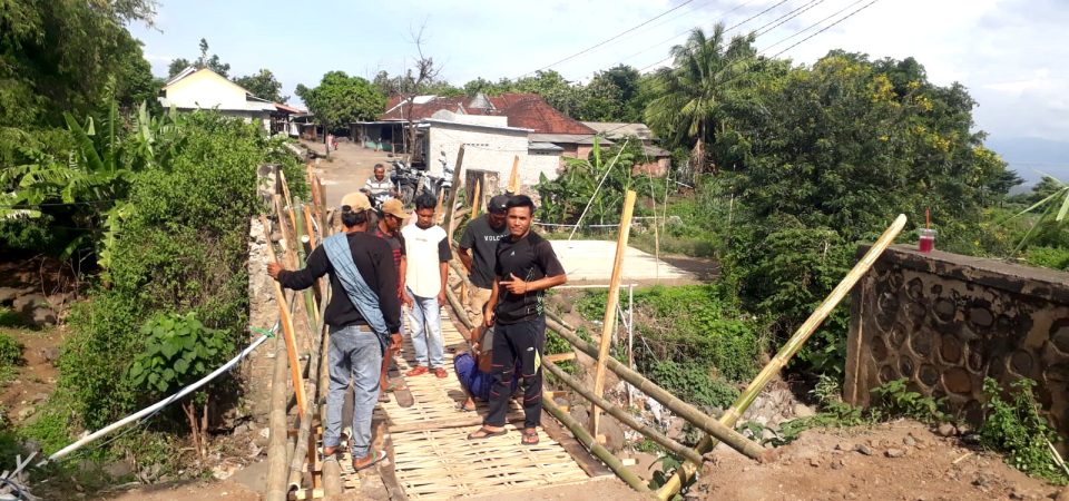 Lelah Menunggu Janji Pemerintah, Warga Aik Beta Urunan Buat Jembatan Darurat