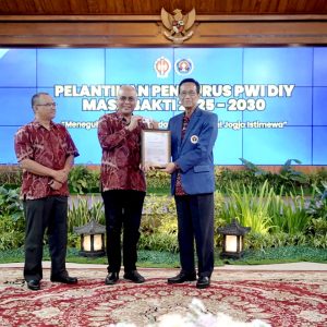 PWI Pusat Anugerahkan Anggota Kehormatan kepada Sultan HB X