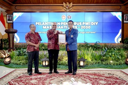 PWI Pusat Anugerahkan Anggota Kehormatan kepada Sultan HB X