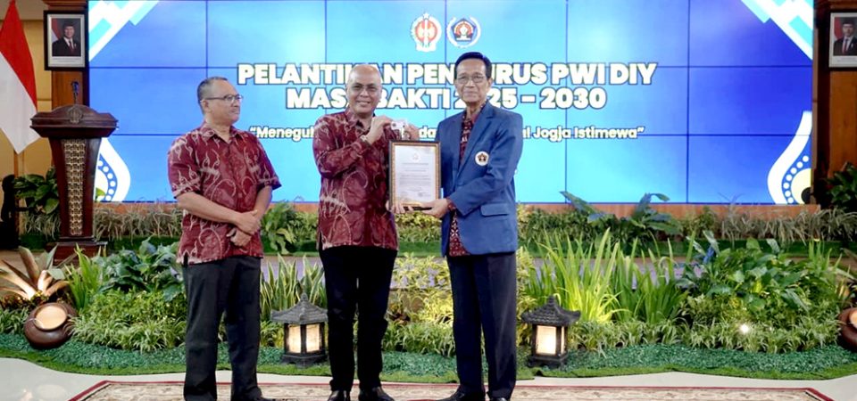 PWI Pusat Anugerahkan Anggota Kehormatan kepada Sultan HB X