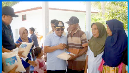 Tidak Melaut, Bupati LAZ  Berikan Bantuan kepada Nelayan Pantai Endok Desa Taman Ayu