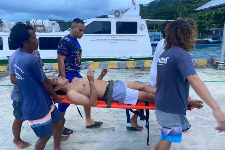 Ditpolairud Polda NTB Gerak Cepat Evakuasi Warga Terpeleset di Gili Trawangan