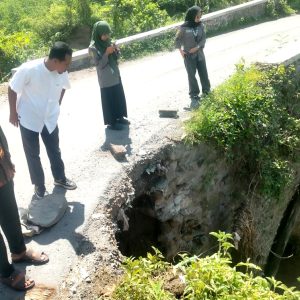 Diabaikan Pemerintah, Jembatan Lengkok Lendang Terancam Ambruk