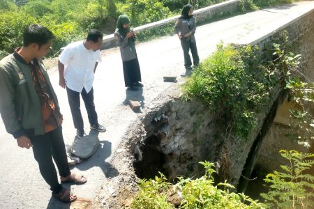 Diabaikan Pemerintah, Jembatan Lengkok Lendang Terancam Ambruk